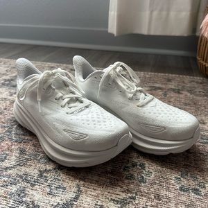 Hoka Clifton 9’s- white